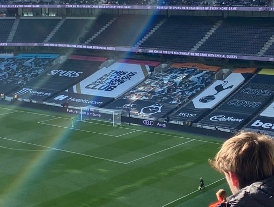 跟队记者:热刺完场后,球迷唱“60欧就买了个笑”调侃球队