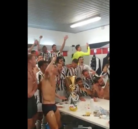 罗三岁上线!赛后尤文更衣室全队唱歌庆祝,C罗只穿内裤手舞足蹈