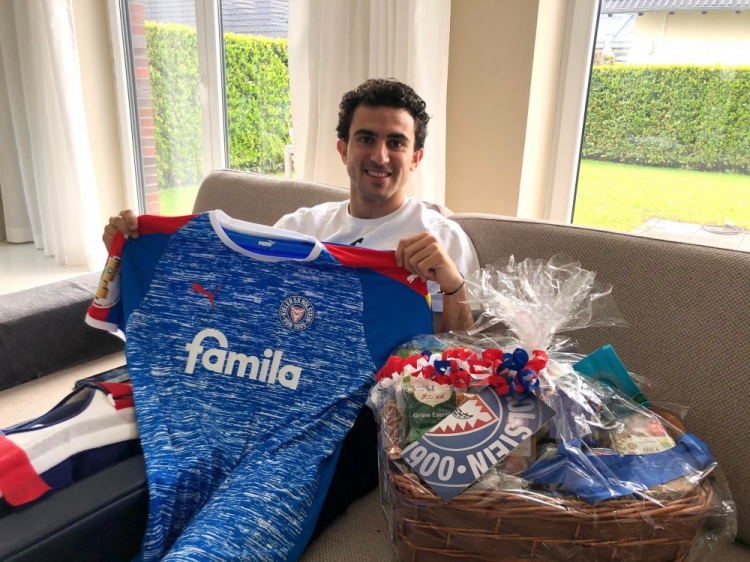 暖心!基尔队为与其对阵时受伤的多特蒙德后卫莫雷送上大礼包