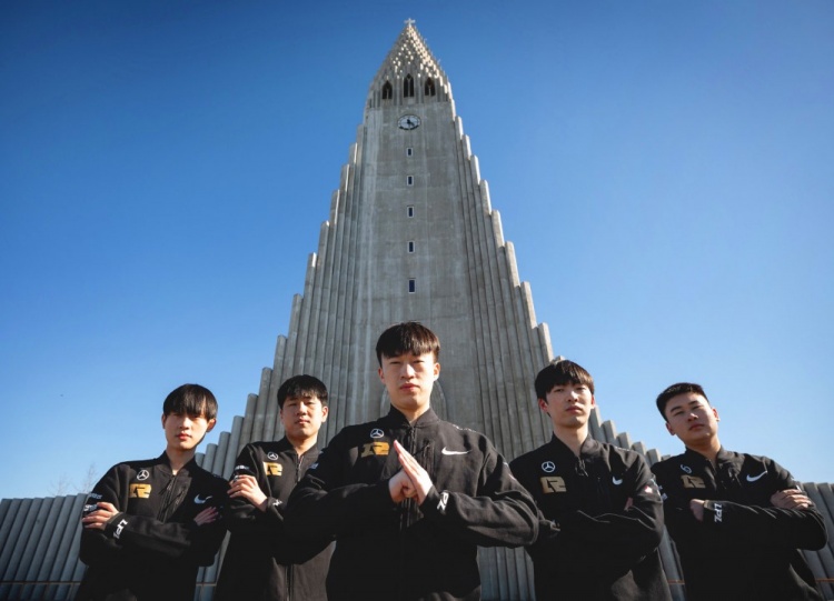 LPL官推:距离冠军只剩下最后一场比赛了!