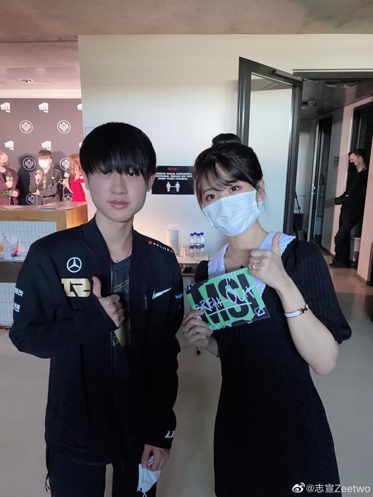 LCK主持志宣晒与Ming合照:恭喜RNG!