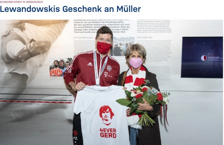 莱万前往拜仁博物馆,向盖德穆勒的妻子赠送破进球纪录的纪念衫