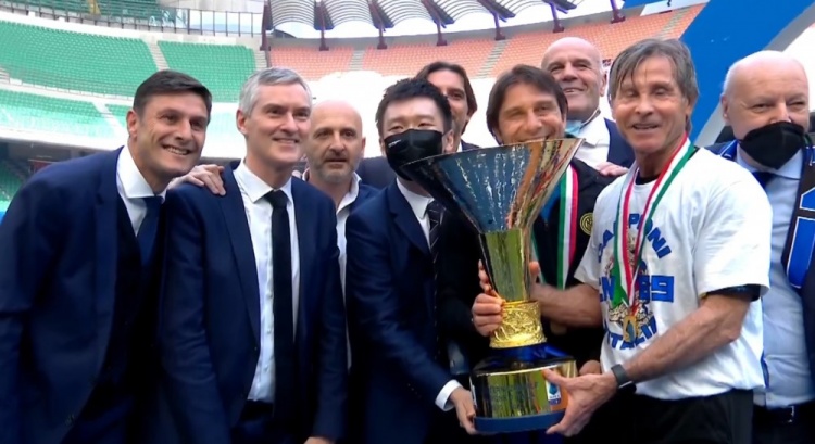 国米主席张康阳捧起意甲冠军奖杯！