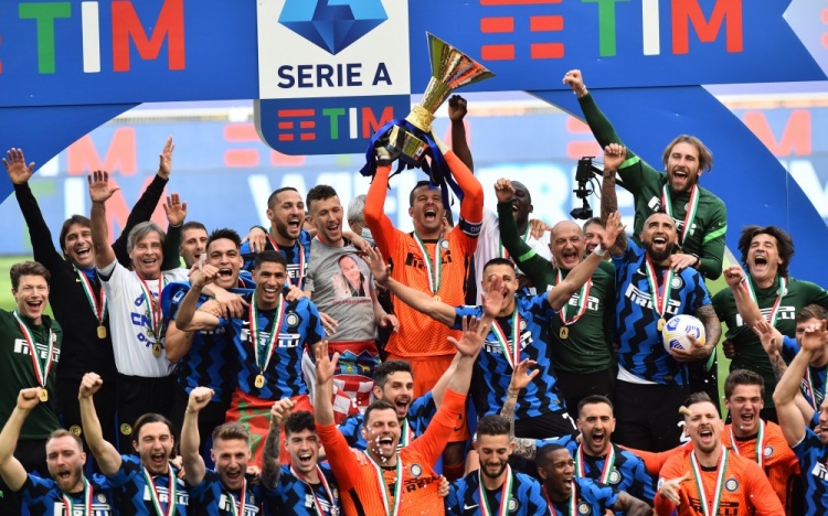 捧杯时刻!汉达诺维奇与国米全队捧起本赛季意甲冠军奖杯!