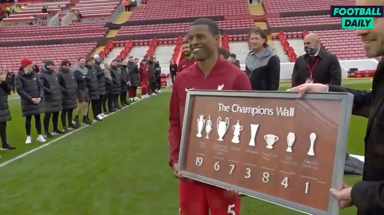 利物浦赛后为维纳尔杜姆办告别仪式，荷兰人与球队荣誉墙合影留念