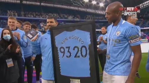 经典9320!阿圭罗举起纪念球衣与曼城全队共忆传奇时刻