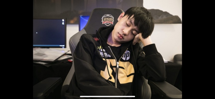 把泪目打在公屏上!媒体发布RNG第一次夺得MSI冠军旧照