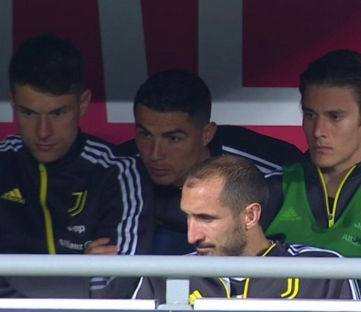 那不勒斯进球后尤文替补席一脸严肃，维罗纳扳平后露出笑容