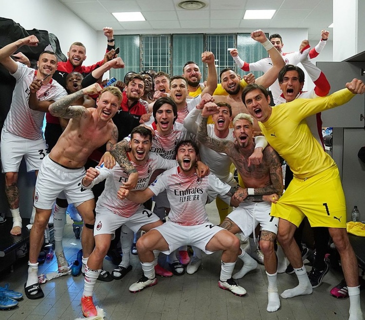 重返欧冠舞台！米兰球员赛后齐晒更衣室合照