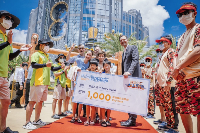 澳门新濠影汇水上乐园开幕邀千人试玩 设施有待完善简体招牌惹热议