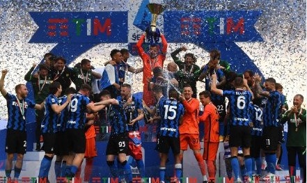 蓝黑札记-国米站上冠军领奖台,多年等待梦想终于成真