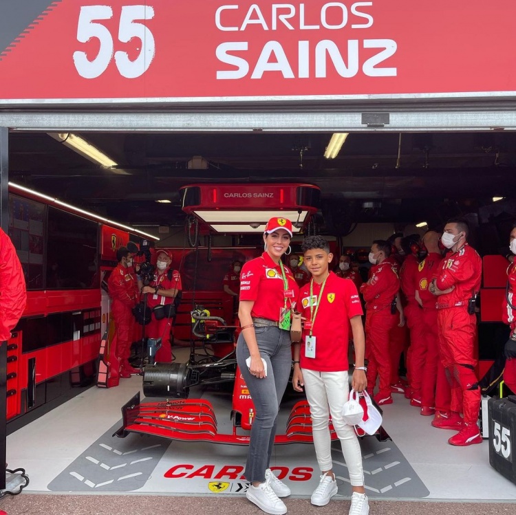 乔治娜带迷你罗观看F1摩纳哥站，为法拉利车队加油