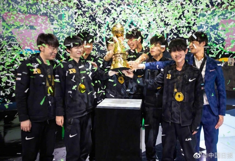 中国日报：3-2击败DK，中国战队RNG时隔三年再夺世界冠军