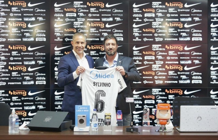 官方：前巴萨后卫西尔维尼奥出任科林蒂安新帅