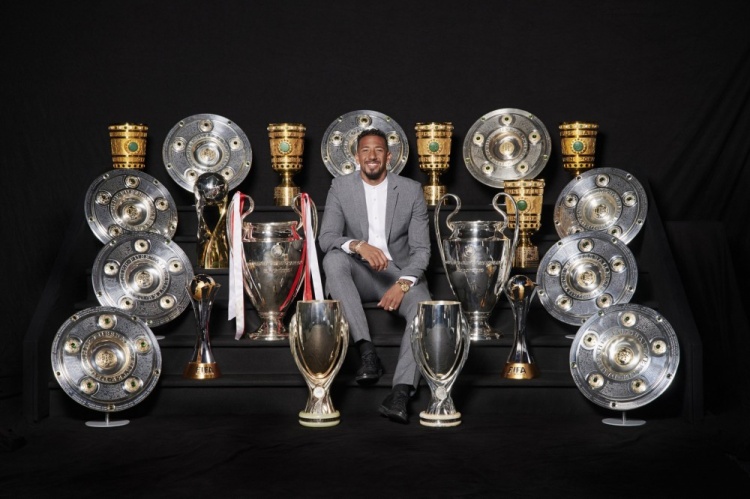 博阿滕晒奖杯合影致谢拜仁:照顾好我留下的东西