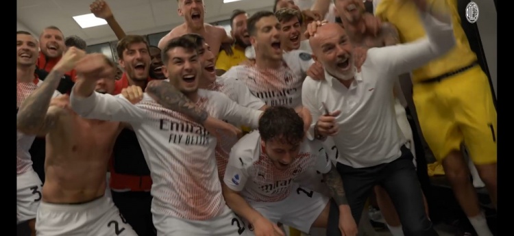 米兰全队赛后疯狂庆祝重返欧冠，竟有人趁乱薅皮奥利“头发”?