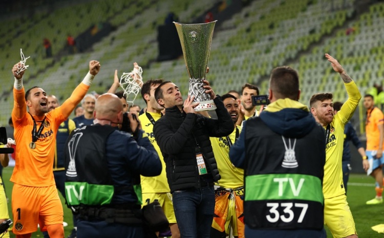 暖心一刻,去年退役的黄潜老队长索里亚诺举起欧联奖杯