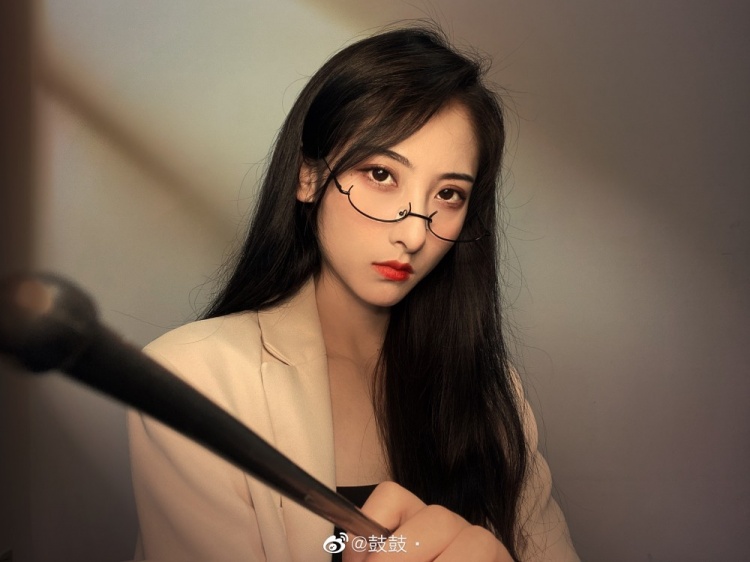 解说鼓鼓晒照：让我看看是哪个调皮的同学不认真看我直播