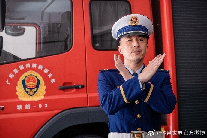 深足担任“消防宣传公益大使”,球员试穿消防服学习消防知识