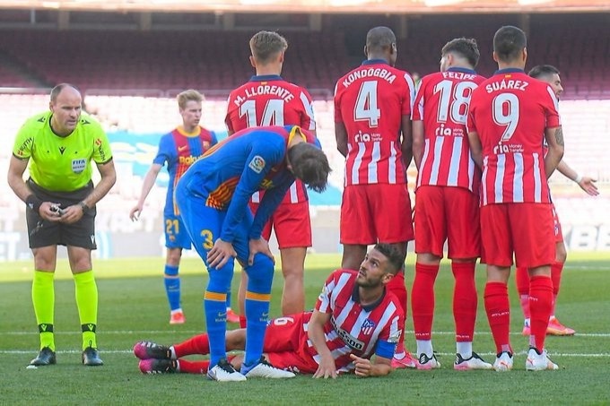 科克:我躺在地上防梅西任意球时,皮克说我像在诺坎普度假