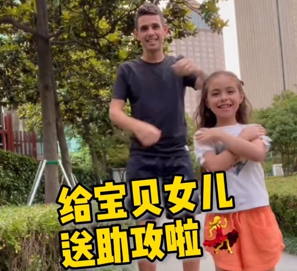 偷得浮生半日闲！奥斯卡与女儿一起跳舞，萌度爆表