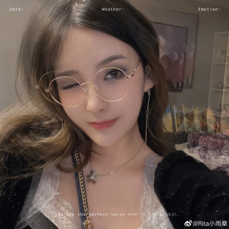 解说Rita晒照:臭宝!吃了吗?跟谁吃的?好吃吗?