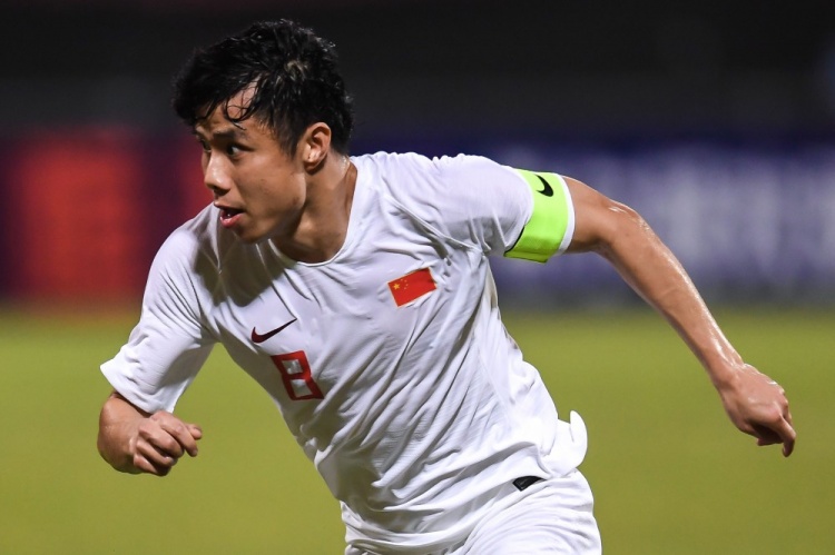 记者：国足明晚对阵关岛将身穿白色球衣出战