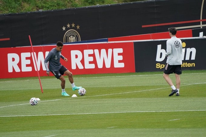 记者：穆西亚拉因伤缺席合练，德国队希望他两天内恢复