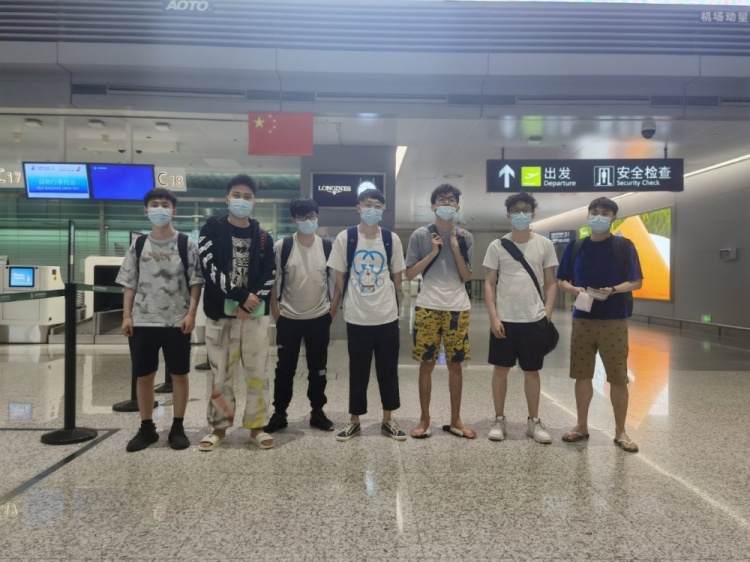 出发前往二次元!Aster官博晒队员集合机场照