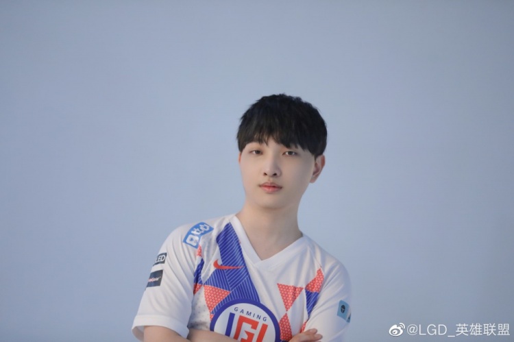LGD官博晒照：LPL夏季赛宣传片拍摄花絮