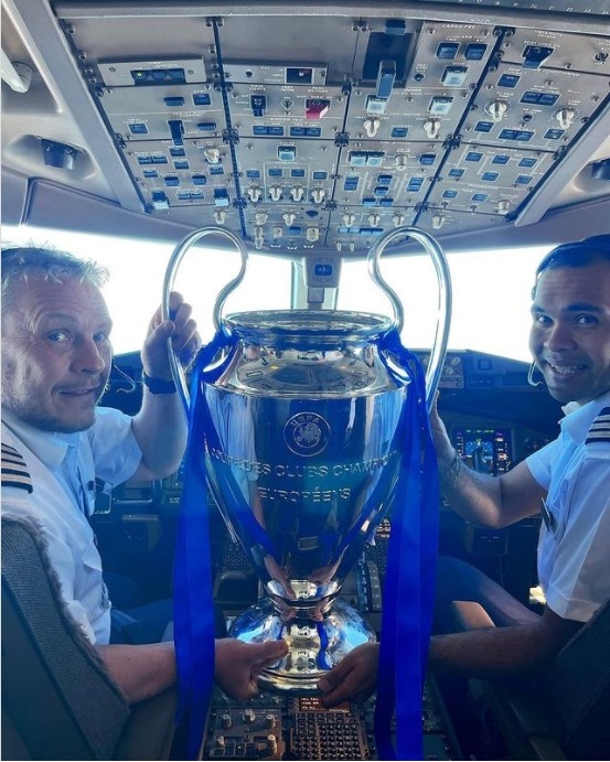 记者：伦敦航班乘务员在飞机上祝贺蓝军球迷，并广播欧冠主题曲