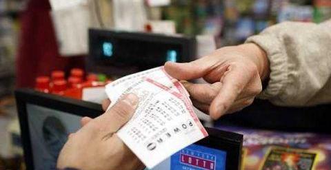 彩票接连发生井喷现象，两期奖号如出一辙，打败彩民的不是智商