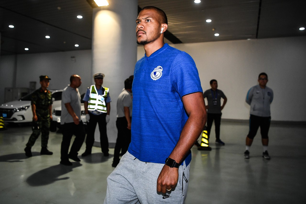 英媒：大连人外援龙东希望重返英超踢球