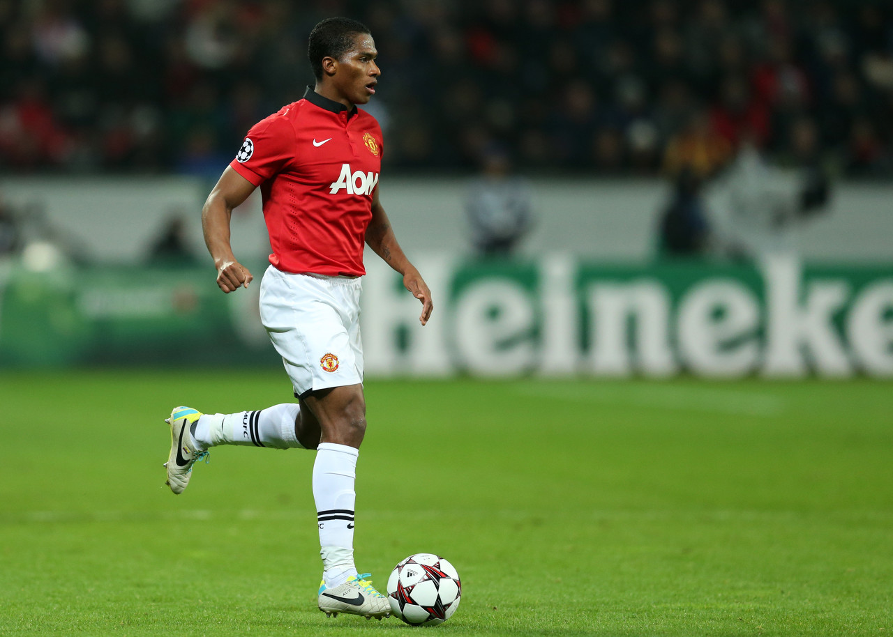 瓦伦西亚是首位为曼联出场300次的非欧球员，举起9座奖杯