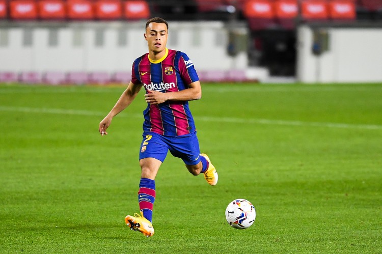 每体:阿森纳、尤文和拜仁有意德斯特,但球员只想留在巴萨