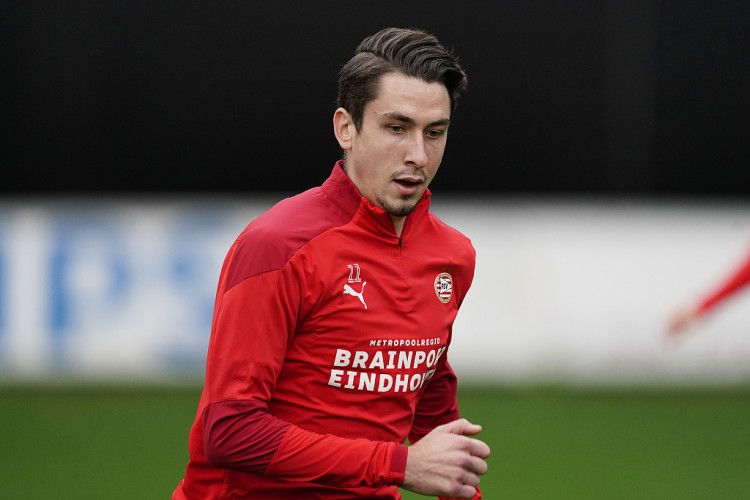 埃因霍温总监：我们已经通知拜仁，不会买断小将费恩