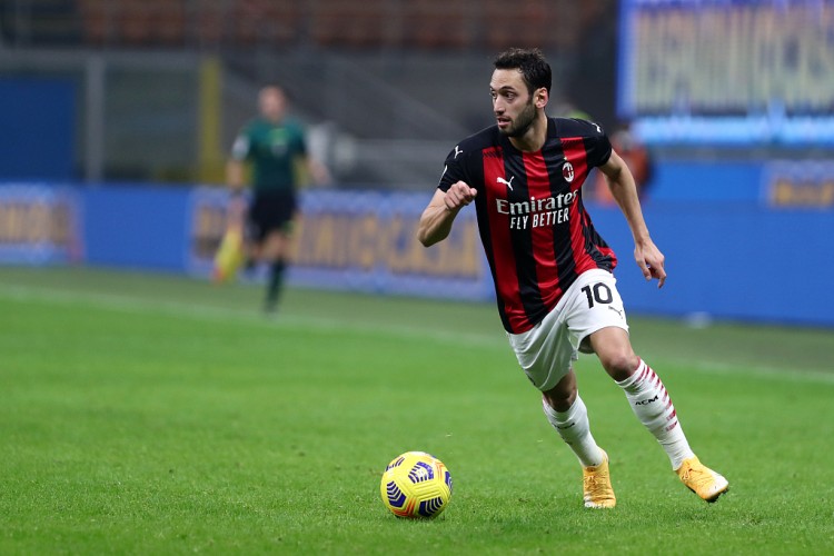 恰尔汗奥卢晒照:正在回家的路上,我们米兰之家再见