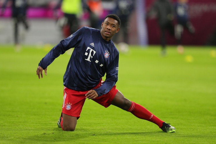 记者:阿拉巴昨天现身马德里,并拜访了皇马训练基地