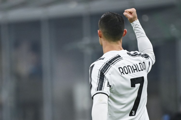 意媒:收官战后,C罗乘坐私人飞机回到了里斯本