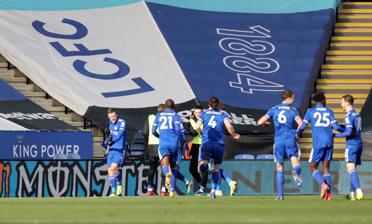 继2008-09赛季利物浦后首队,莱斯特城单赛季客场击败曼市双雄