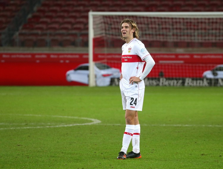 踢球者:斯图加特后卫博尔纳-索萨可能无法为德国队效力