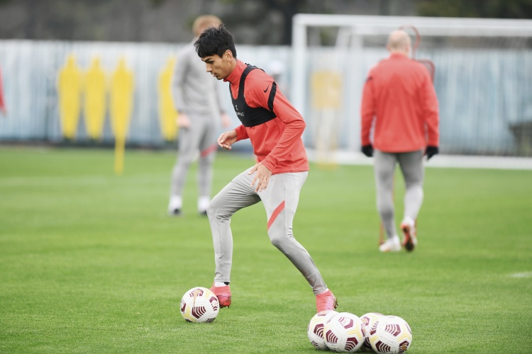 记者:阿布拉汗虽然报名国青踢中乙名单,但依然会留在海港队踢球