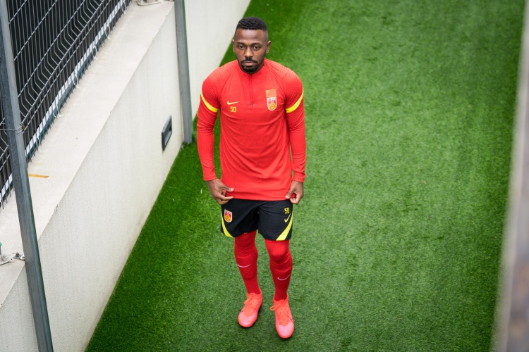 记者:费南多跟随康复师单独训练,其余国脚均参与对关岛的备战