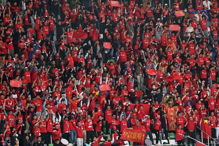 那一抹红,永不放弃!中国女足0-2落后时全场球迷合唱国歌助威