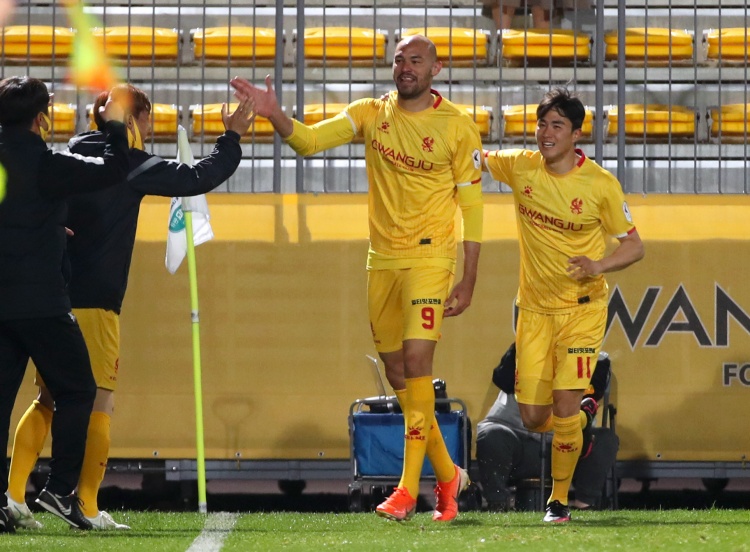 记者：泰山正和光州FC前锋费利佩谈判，后者计划近期前往中国隔离