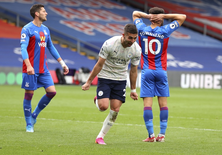 21岁零75天，费兰-托雷斯是曼城史上在英超戴帽第3年轻的球员