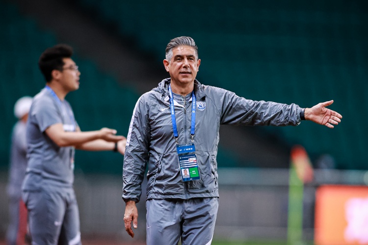 记者:沧州雄狮方面与古特比对前五轮进行总结,后者将继续执教