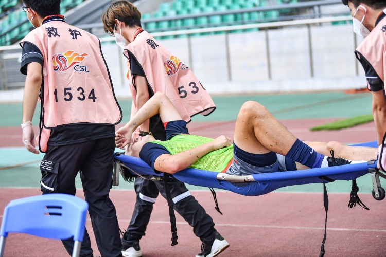重庆队蒋圣龙热身时跟腱受伤，被担架抬出场