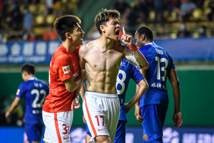 沪媒评杨立瑜脱衣庆祝:挑衅球迷又坏联赛形象,有碍风化还无知