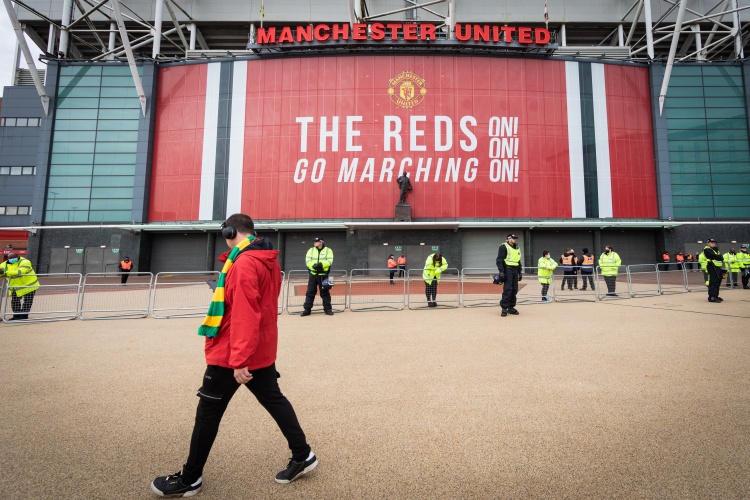 TA:曼联赛前将包厢改成球员的休息室,以避免球迷抗议打扰